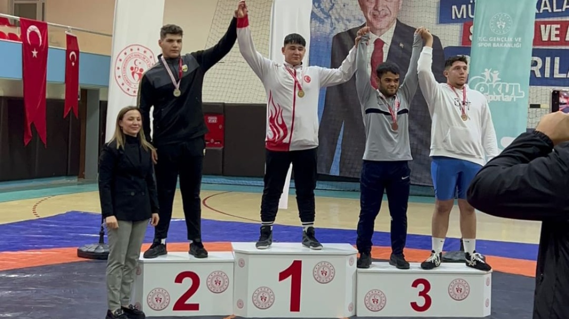 Okulumuz Öğrencisi Murat Furkan ÖZŞAHİN Grekoromen Güreş Branşında  Birincilik Elde Ederek  Türkiye Şampiyonasına Katılmaya Hak Kazanmıştır.